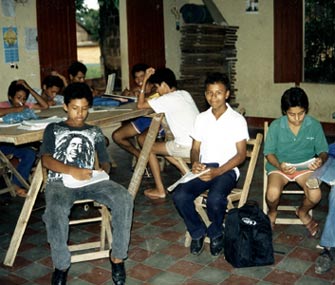 Chicos en un aula de estudio